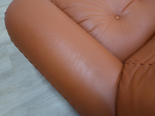 Coppia poltrone Sapporo Mobil Girgi 1970s, cognac leather armchairs, italienische Ledersessel, fauteuils cuir vintage, sillones cuero diseño italiano.