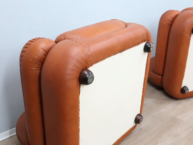 Coppia poltrone Sapporo Mobil Girgi 1970s, cognac leather armchairs, italienische Ledersessel, fauteuils cuir vintage, sillones cuero diseño italiano.