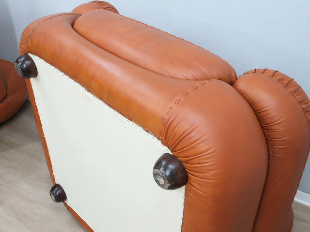 Coppia poltrone Sapporo Mobil Girgi 1970s, cognac leather armchairs, italienische Ledersessel, fauteuils cuir vintage, sillones cuero diseño italiano.