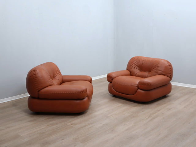 Coppia poltrone Sapporo Mobil Girgi 1970s, cognac leather armchairs, italienische Ledersessel, fauteuils cuir vintage, sillones cuero diseño italiano.