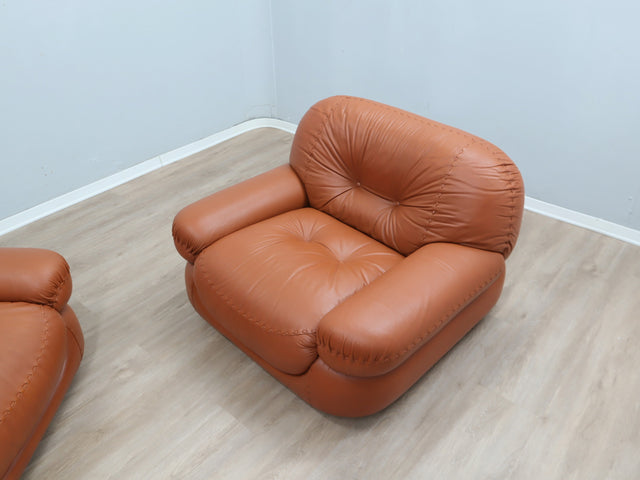 Coppia poltrone Sapporo Mobil Girgi 1970s, cognac leather armchairs, italienische Ledersessel, fauteuils cuir vintage, sillones cuero diseño italiano.