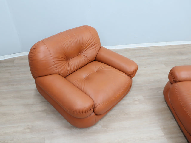 Coppia poltrone Sapporo Mobil Girgi 1970s, cognac leather armchairs, italienische Ledersessel, fauteuils cuir vintage, sillones cuero diseño italiano.