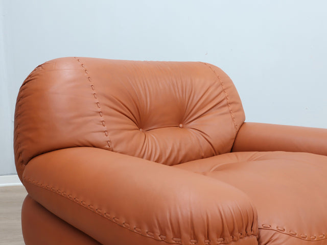 Coppia poltrone Sapporo Mobil Girgi 1970s, cognac leather armchairs, italienische Ledersessel, fauteuils cuir vintage, sillones cuero diseño italiano.