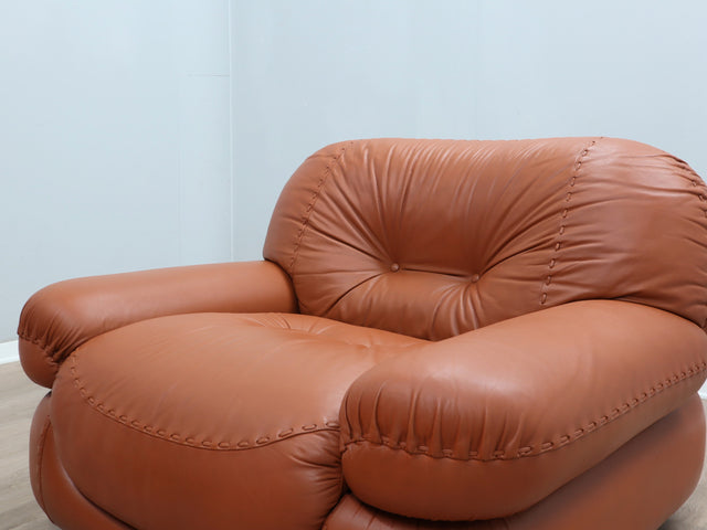 Coppia poltrone Sapporo Mobil Girgi 1970s, cognac leather armchairs, italienische Ledersessel, fauteuils cuir vintage, sillones cuero diseño italiano.