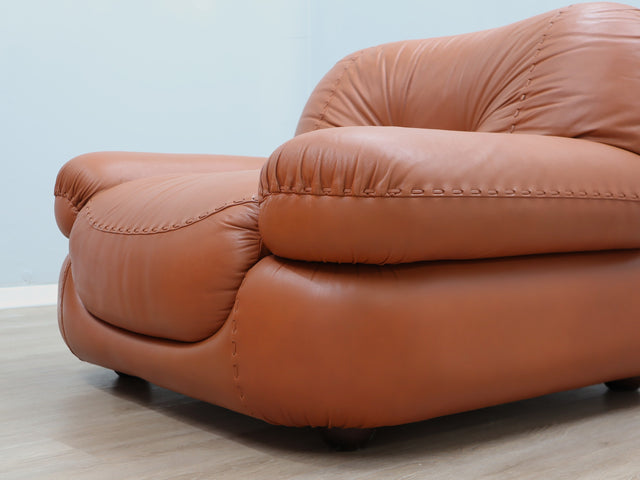 Coppia poltrone Sapporo Mobil Girgi 1970s, cognac leather armchairs, italienische Ledersessel, fauteuils cuir vintage, sillones cuero diseño italiano.