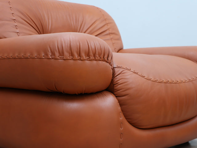 Coppia poltrone Sapporo Mobil Girgi 1970s, cognac leather armchairs, italienische Ledersessel, fauteuils cuir vintage, sillones cuero diseño italiano.