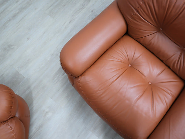 Coppia poltrone Sapporo Mobil Girgi 1970s, cognac leather armchairs, italienische Ledersessel, fauteuils cuir vintage, sillones cuero diseño italiano.
