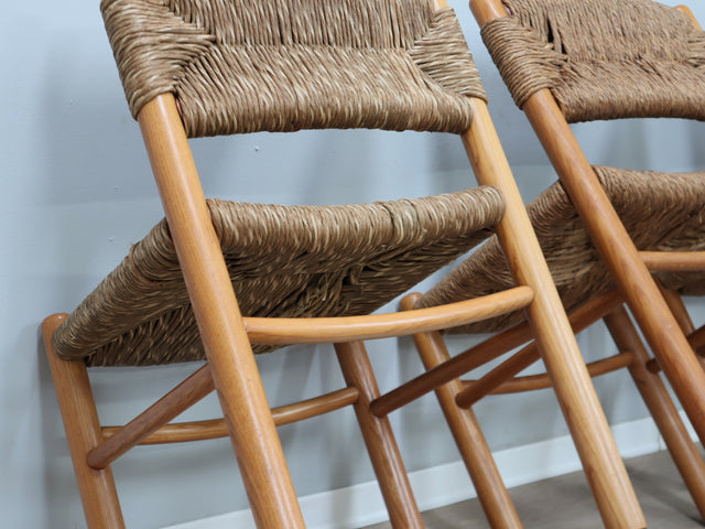 Set of 8 French late 1960s Perriand-style chairs: authentic rustic chic in wood & straw. Autentiche sedie rustiche chics, Modernist Stühle, sillas años 60.