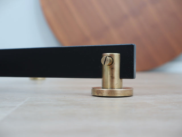 Vittorio Nobili 1950s round dining table: Italian design with teak top, lacquered iron & brass feet. Design italiano anni 50, Mid-Century chic.