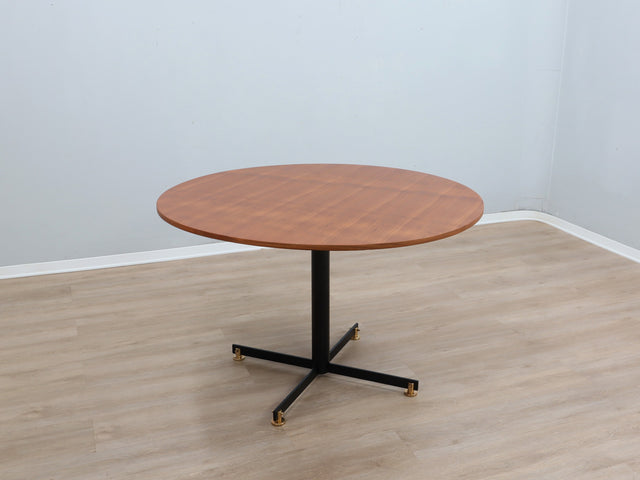 Vittorio Nobili 1950s round dining table: Italian design with teak top, lacquered iron & brass feet. Design italiano anni 50, Mid-Century chic.