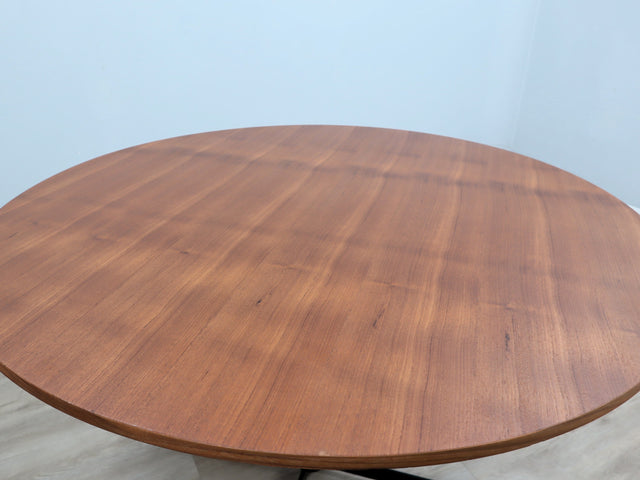 Vittorio Nobili 1950s round dining table: Italian design with teak top, lacquered iron & brass feet. Design italiano anni 50, Mid-Century chic.