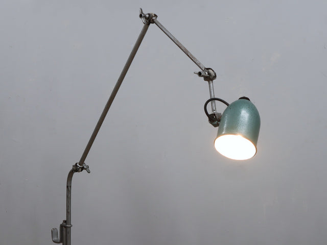 1960s unique upcycled industrial lamp. Articulated green hammertone light. Vintage verstellbare Stehlampe. Lampe d'atelier réglable. Luce officina.