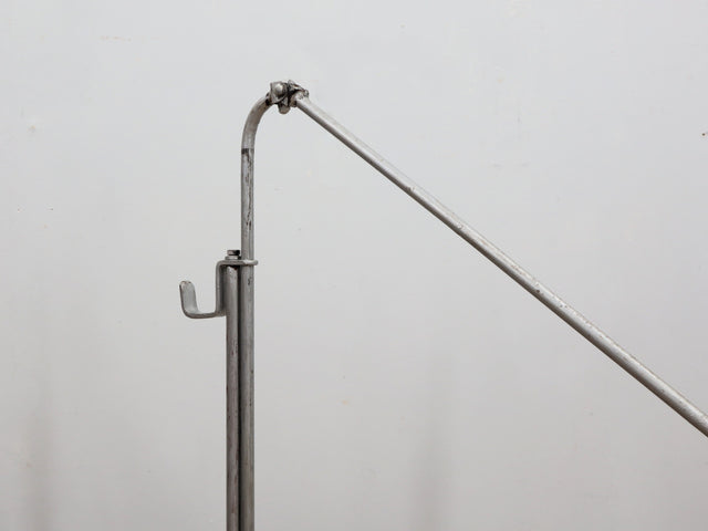 1960s unique upcycled industrial lamp. Articulated green hammertone light. Vintage verstellbare Stehlampe. Lampe d'atelier réglable. Luce officina.
