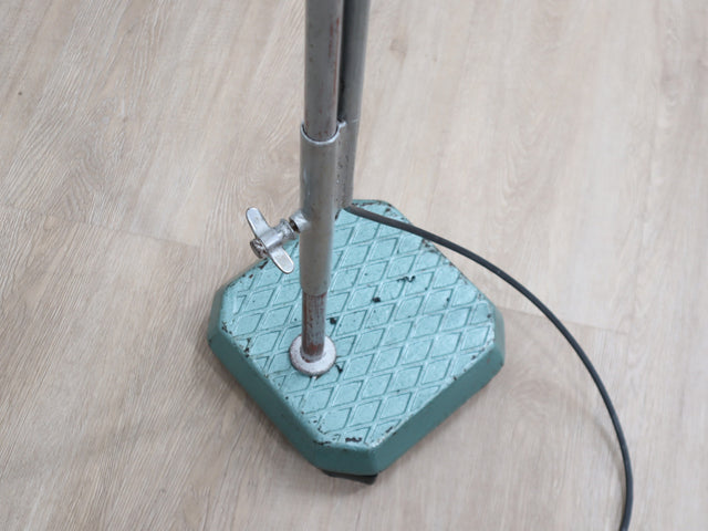 1960s unique upcycled industrial lamp. Articulated green hammertone light. Vintage verstellbare Stehlampe. Lampe d'atelier réglable. Luce officina.