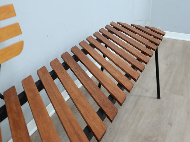 George Coslin 1950s Rationalist Teak Slat Bench, Panca doghe vintage Teak Bank Asymmetrical design.