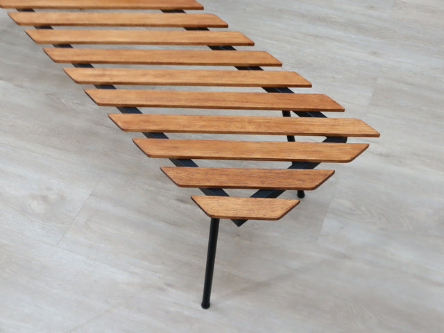 George Coslin 1950s Rationalist Teak Slat Bench, Panca doghe vintage Teak Bank Asymmetrical design.