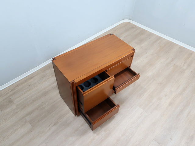 Italian 1970s Angelo Mangiarotti 4D walnut bar cabinet mobile bar d'epoca Meuble bar design italien. Barwagen Nussbaum  Mueble bar vintage.