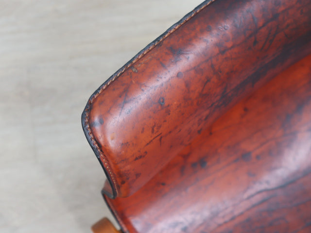Detail of authentic leather patina and curved wood backrest by Afra & Tobia Scarpa. Dettaglio patina cuoio originale. Détail patine cuir d'origine. Originale Lederpatina Detail.