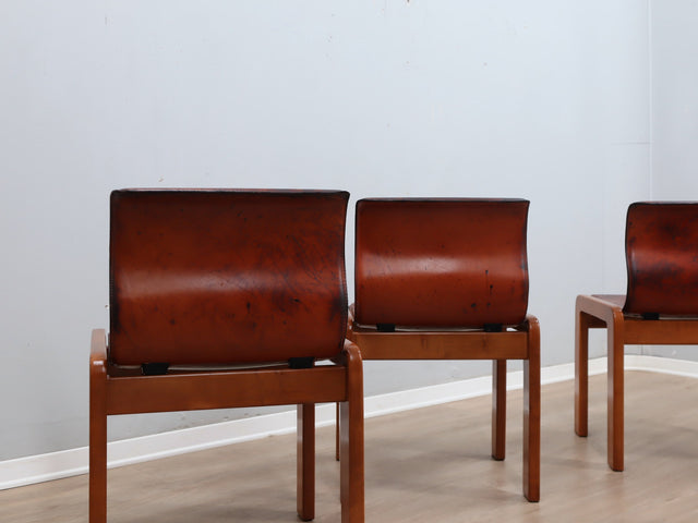 Set of 4 Afra & Tobia Scarpa 1970s chairs in curved wood and leather. Set 4 sedie Scarpa legno e cuoio. Chaises vintage cuir et bois. Scarpa Stühle Leder und Holz.