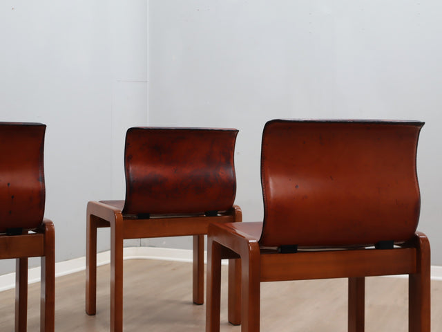 Set of 4 Afra & Tobia Scarpa 1970s chairs in curved wood and leather. Set 4 sedie Scarpa legno e cuoio. Chaises vintage cuir et bois. Scarpa Stühle Leder und Holz.