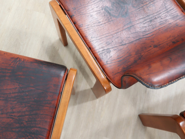 Set of 4 Afra & Tobia Scarpa 1970s chairs in curved wood and leather. Set 4 sedie Scarpa legno e cuoio. Chaises vintage cuir et bois. Scarpa Stühle Leder und Holz.