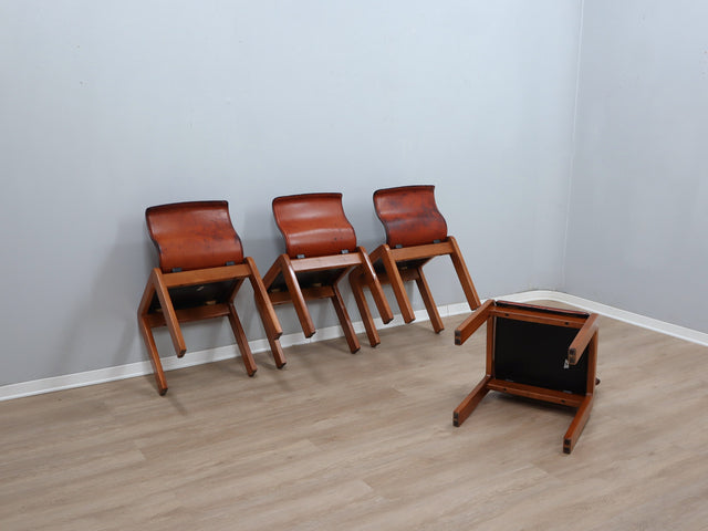 Set of 4 Afra & Tobia Scarpa 1970s chairs in curved wood and leather. Set 4 sedie Scarpa legno e cuoio. Chaises vintage cuir et bois. Scarpa Stühle Leder und Holz.