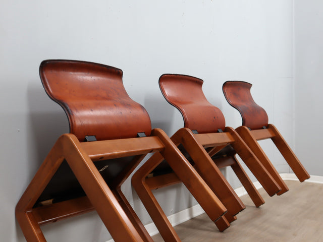 Set of 4 Afra & Tobia Scarpa 1970s chairs in curved wood and leather. Set 4 sedie Scarpa legno e cuoio. Chaises vintage cuir et bois. Scarpa Stühle Leder und Holz.