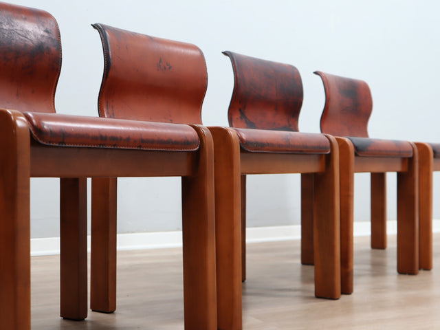 Set of 4 Afra & Tobia Scarpa 1970s chairs in curved wood and leather. Set 4 sedie Scarpa legno e cuoio. Chaises vintage cuir et bois. Scarpa Stühle Leder und Holz.