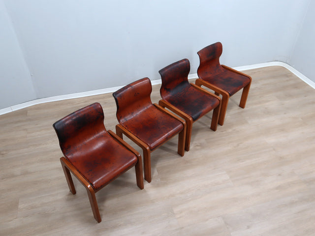 Set of 4 Afra & Tobia Scarpa 1970s chairs in curved wood and leather. Set 4 sedie Scarpa legno e cuoio. Chaises vintage cuir et bois. Scarpa Stühle Leder und Holz.