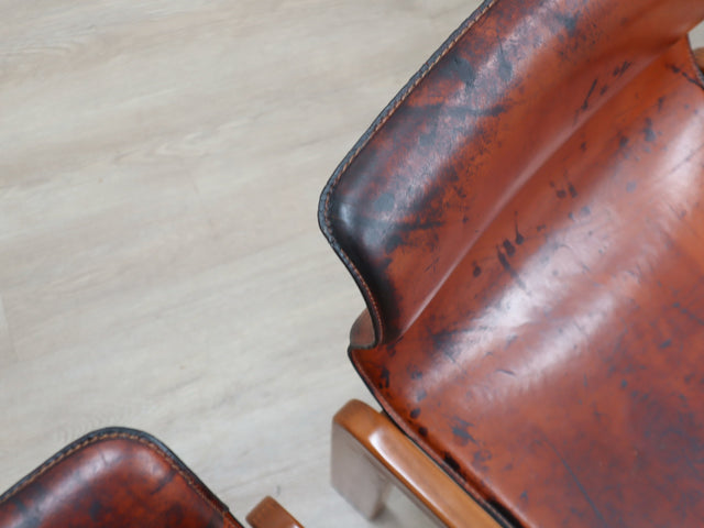 Detail of authentic leather patina and curved wood backrest by Afra & Tobia Scarpa. Dettaglio patina cuoio originale. Détail patine cuir d'origine. Originale Lederpatina Detail.