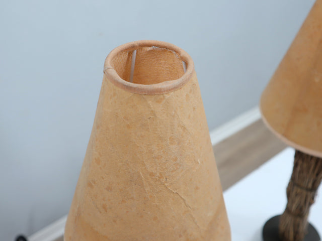 Detail of hand-woven raphia texture and parchment shade on a 1970s Italian lamp. Dettaglio texture raffia e pergamena. Détail texture raphia et parchemin.