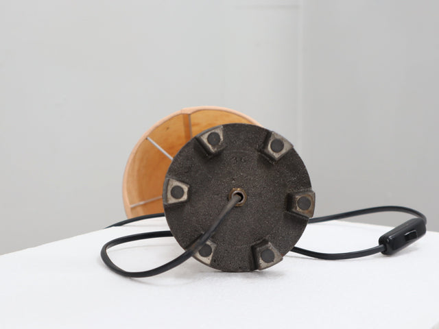 Detail of hand-woven raphia texture and parchment shade on a 1970s Italian lamp. Dettaglio texture raffia e pergamena. Détail texture raphia et parchemin.