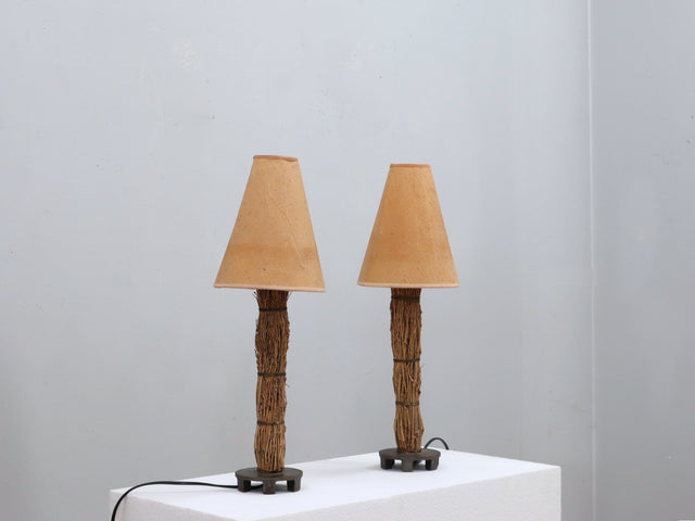 Pair of elegant 1970s Italian decorative table lamps in raphia and parchment. Coppia lampade Toscana raffia pergamena. Paire de lampes italiennes vintage. Paar Toskanische Tischlampen.