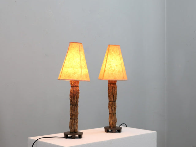 Pair of elegant 1970s Italian decorative table lamps in raphia and parchment. Coppia lampade Toscana raffia pergamena. Paire de lampes italiennes vintage. Paar Toskanische Tischlampen.