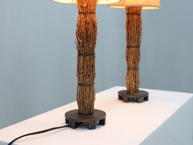 Detail of hand-woven raphia texture and parchment shade on a 1970s Italian lamp. Dettaglio texture raffia e pergamena. Détail texture raphia et parchemin.