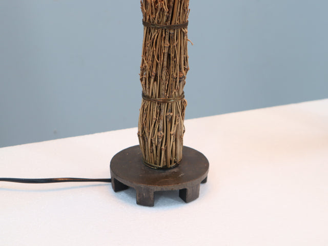 Detail of hand-woven raphia texture and parchment shade on a 1970s Italian lamp. Dettaglio texture raffia e pergamena. Détail texture raphia et parchemin.