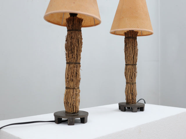 Detail of hand-woven raphia texture and parchment shade on a 1970s Italian lamp. Dettaglio texture raffia e pergamena. Détail texture raphia et parchemin.