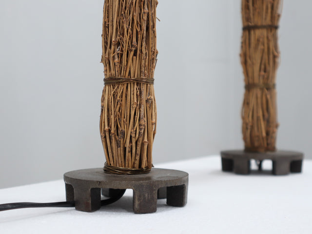 Detail of hand-woven raphia texture and parchment shade on a 1970s Italian lamp. Dettaglio texture raffia e pergamena. Détail texture raphia et parchemin.