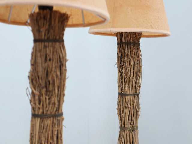 Detail of hand-woven raphia texture and parchment shade on a 1970s Italian lamp. Dettaglio texture raffia e pergamena. Détail texture raphia et parchemin.