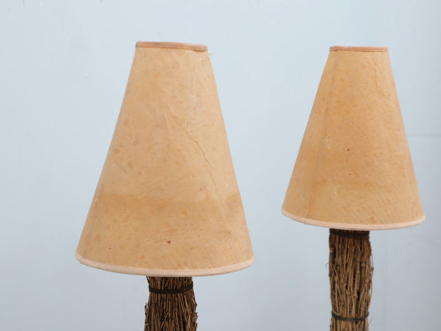 Detail of hand-woven raphia texture and parchment shade on a 1970s Italian lamp. Dettaglio texture raffia e pergamena. Détail texture raphia et parchemin.