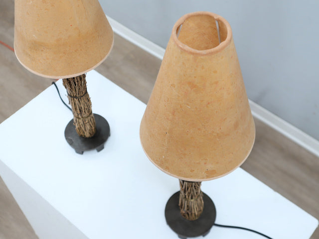 Detail of hand-woven raphia texture and parchment shade on a 1970s Italian lamp. Dettaglio texture raffia e pergamena. Détail texture raphia et parchemin.