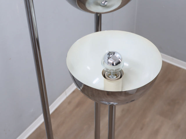Vintage 1970s Lamperti floor lamp, Italian Space Age design. Chrome metal standing lamp featuring three tubular columns 