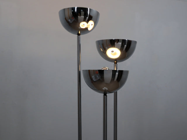 Vintage 1970s Lamperti floor lamp, Italian Space Age design. Chrome metal standing lamp featuring three tubular columns 