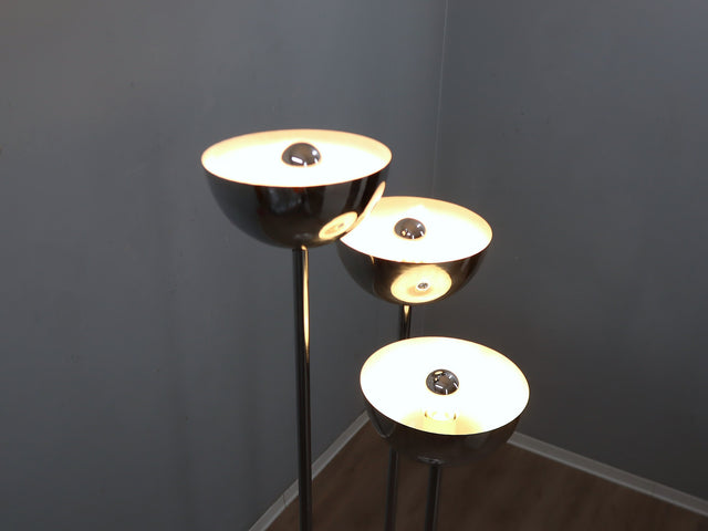 Vintage 1970s Lamperti floor lamp, Italian Space Age design. Chrome metal standing lamp featuring three tubular columns 