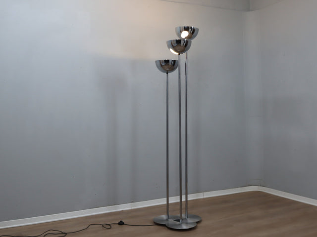 Vintage 1970s Lamperti floor lamp, Italian Space Age design. Chrome metal standing lamp featuring three tubular columns 