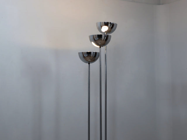 Vintage 1970s Lamperti floor lamp, Italian Space Age design. Chrome metal standing lamp featuring three tubular columns 