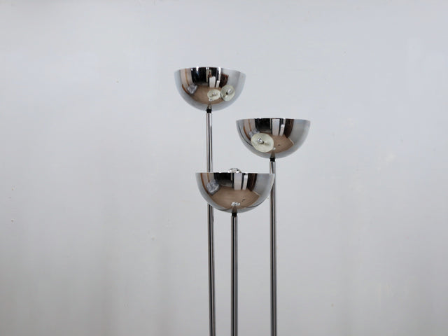 Vintage 1970s Lamperti floor lamp, Italian Space Age design. Chrome metal standing lamp featuring three tubular columns 