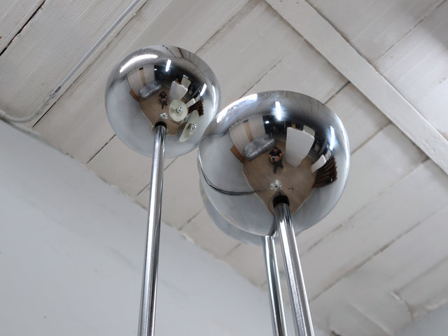 Vintage 1970s Lamperti floor lamp, Italian Space Age design. Chrome metal standing lamp featuring three tubular columns 