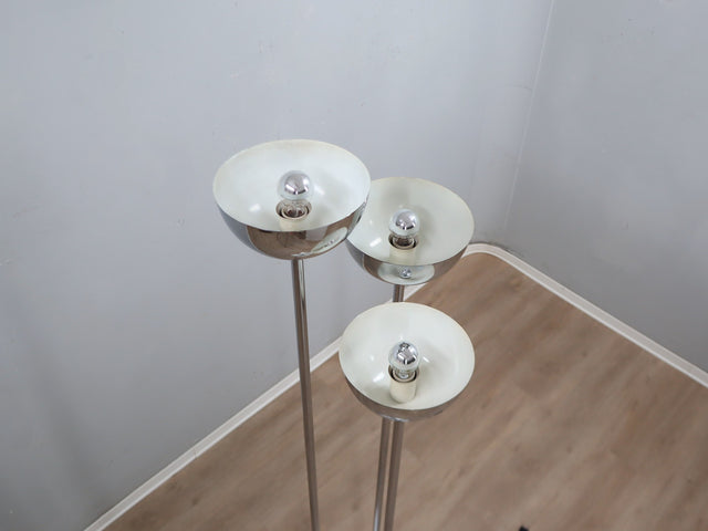 Vintage 1970s Lamperti floor lamp, Italian Space Age design. Chrome metal standing lamp featuring three tubular columns 