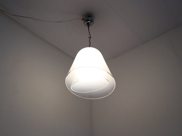 Lamperti Giglio lamp showing the double-dome light diffusion effect. Effetto luce lampada Giglio Lamperti. Effet lumière suspension Murano.
